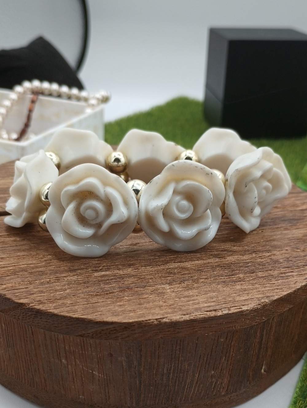 White Rose Stretch Bracelet with Beads Needs Good Cleaning B1009
